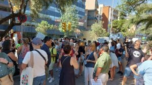 imágenes de manifestantes delante del Dpto. de Educación