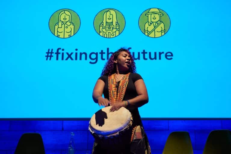 imagen de una chica en el escenario en el edicion del festival del año 2021