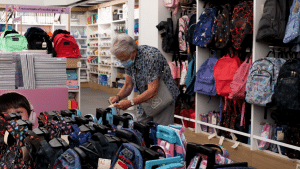 dona a una llibreria buscant material escolar