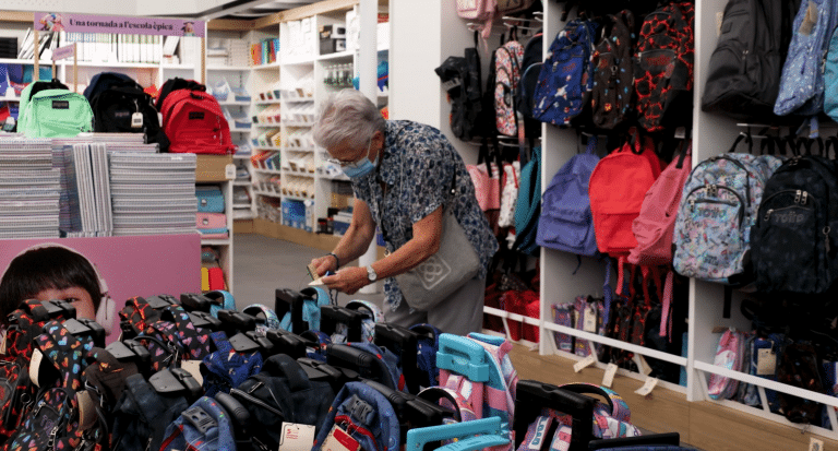dona a una llibreria buscant material escolar