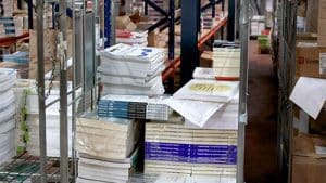llibres de text en un magatzem