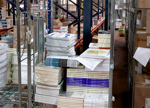 llibres de text en un magatzem