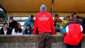 Alumnes a la Granja fent una dinàmica amb cavalls