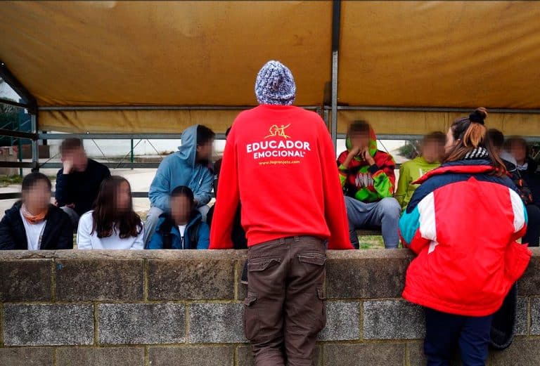 Alumnes a la Granja fent una dinàmica amb cavalls