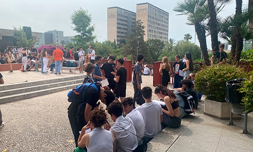 Alumnes de Batxillerat passant les PAU al campus Diagonal de la UB