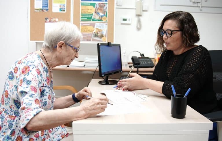 La gent gran torna a les aules universitàries de la UB