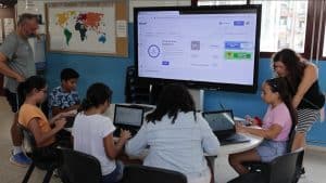 alumnes de l'escola Joaquim Ruyra a classe amb professor i col·laboradors