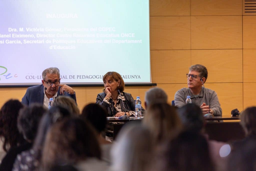 Mª Victòria Gòmez, presidenta COPEC Sr. Manel Eiximeno, director del Centre Recursos Educatius de l’ONCE. Sr. Ignasi Garcia-Plata, secretari de Polítiques Educatives del Departament d’Educació. Obren la 1ªJornada sobre l'aboratge de les altes capacitats