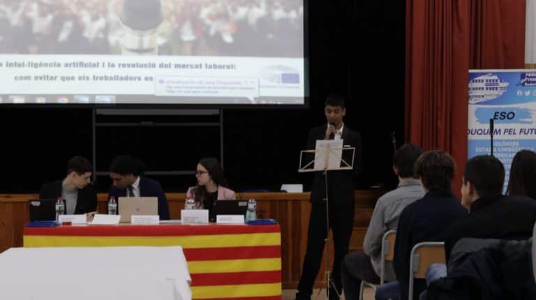 alumnes de batxillerat fan d'eurodiputats durant un dia al MEP Badalona