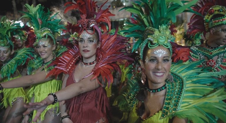 Colla A Saco Sitges! a la rua de l'Extermini, Carnaval Sitges 2024