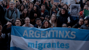 Argentins migrans manifestant-se a Barcelona per l'educació pública del seu pais.