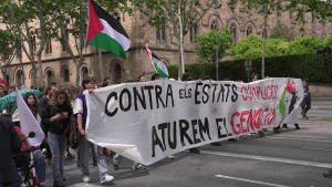 imatges estudiants a Plaça Universitat en protesta per la guerra a Palestina