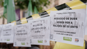Imatges de les reclamacions del Personal d'Atenció Educativa davant del Parlament de Catalunya