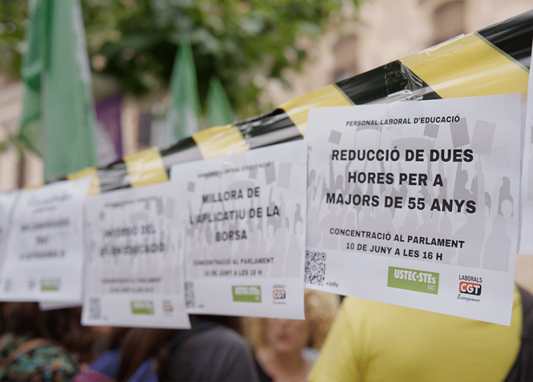 Imatges de les reclamacions del Personal d'Atenció Educativa davant del Parlament de Catalunya