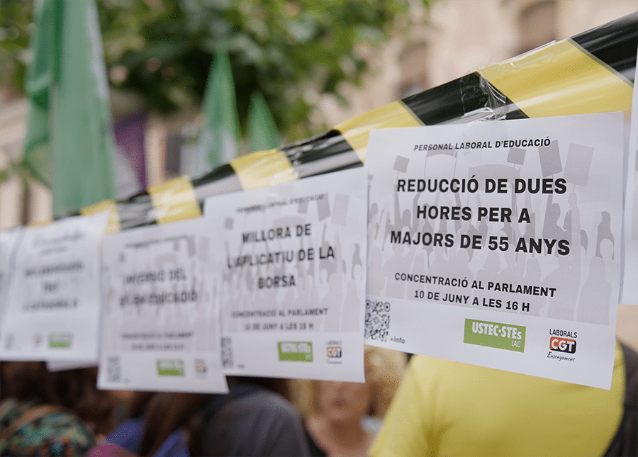 Imatges de les reclamacions del Personal d'Atenció Educativa davant del Parlament de Catalunya