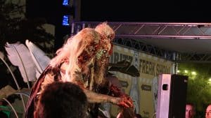 imatge home disfrassat amb 3 caps de zombi, a Sitges, Festival Cine de Terror