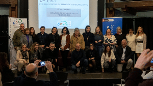 El COPEC, (Col·legi Oficial de Pedagogia de Catalunya) fomenta l’intercanvi intergenacional professional i la mentoria. La celebració de l’assemblea del COPEC d’enguany ha estat un acte emotiu i proper on es trobaren les diferents generacions de pedagogs aportant valor d’aprenentatge intergeneracional. Els joves pedagogs afronten dificultats per arribar al món professional real quan acaben els estudis, Eloi Català, pedagog i coordinador del grup de Joves Pedagogs al Col·legi Oficial de Pedagogia de Catalunya reclama més acompanyament. «Som una professió que acompanya i orienta, però també nosaltres necessitem ser orientats i acompanyats quan fem els primers passos professionals». La celebració va aprofitar per presentar el llibre, Altes Capacitats i trastorns, la doble excepcionalitat, resultat de la recerca portada a terme pel Grup de Recerca d’Altes Capacitats del COPEC, una guia per a docents i professionals de l’educació per actuar davant de les altes capacitats comòrbides amb altres dificultats d’aprenentatge. Entrevistats:  Pilar Morral, pedagoga social, vocal Grup Pedagogia Senior al COPEC. Eloi català, pedagog coordinador grup Joves Pedagogs al COPEC. Contingut: Vídeo final veu off 4k + redactat i trascripció total + vídeo brut RAW 4k