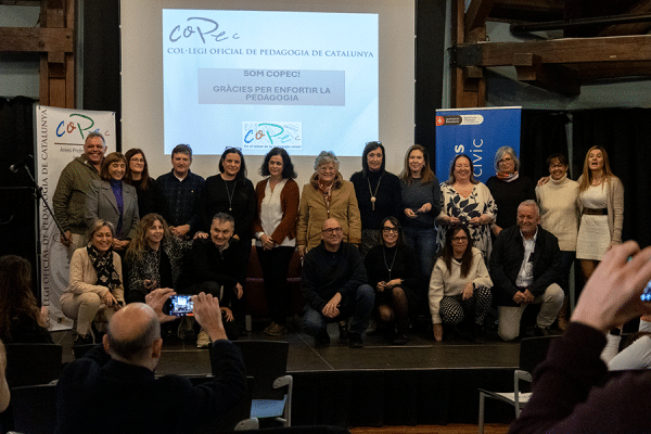 El COPEC, (Col·legi Oficial de Pedagogia de Catalunya) fomenta l’intercanvi intergenacional professional i la mentoria. La celebració de l’assemblea del COPEC d’enguany ha estat un acte emotiu i proper on es trobaren les diferents generacions de pedagogs aportant valor d’aprenentatge intergeneracional. Els joves pedagogs afronten dificultats per arribar al món professional real quan acaben els estudis, Eloi Català, pedagog i coordinador del grup de Joves Pedagogs al Col·legi Oficial de Pedagogia de Catalunya reclama més acompanyament. «Som una professió que acompanya i orienta, però també nosaltres necessitem ser orientats i acompanyats quan fem els primers passos professionals». La celebració va aprofitar per presentar el llibre, Altes Capacitats i trastorns, la doble excepcionalitat, resultat de la recerca portada a terme pel Grup de Recerca d’Altes Capacitats del COPEC, una guia per a docents i professionals de l’educació per actuar davant de les altes capacitats comòrbides amb altres dificultats d’aprenentatge. Entrevistats:  Pilar Morral, pedagoga social, vocal Grup Pedagogia Senior al COPEC. Eloi català, pedagog coordinador grup Joves Pedagogs al COPEC. Contingut: Vídeo final veu off 4k + redactat i trascripció total + vídeo brut RAW 4k