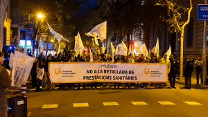imatge concentració de docents amb pancarta contra la retallada dels serveis sanitaris