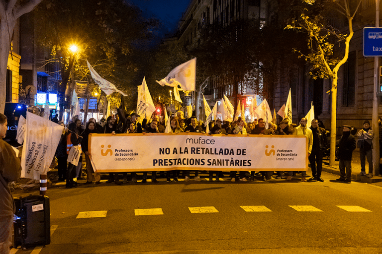 imatge concentració de docents amb pancarta contra la retallada dels serveis sanitaris