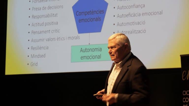 Rafael Bisquerra en una conferència a l'Emotour 25