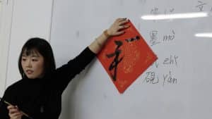 Quian Quian, professora del taller de cal·ligrafia xinesa