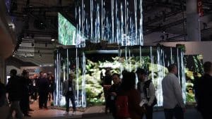 Imagen Stand con tecnología led que simula una cáscada de agua natural, ISE 2025, Barcelona