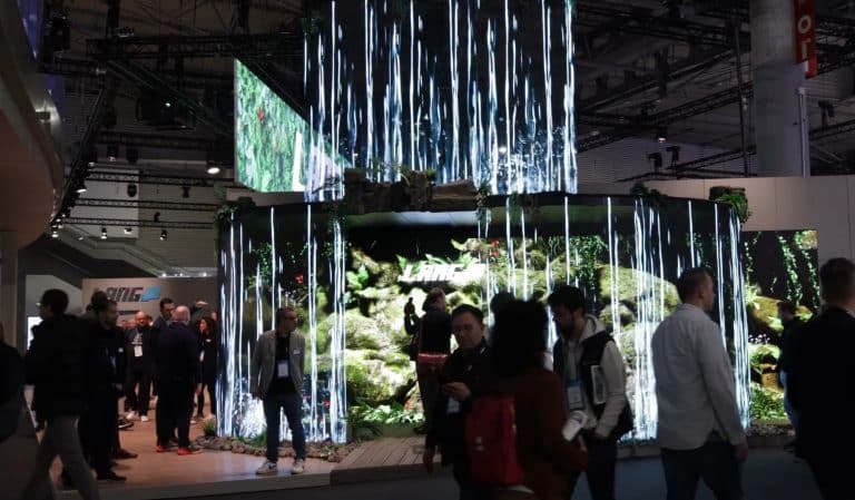 Imagen Stand con tecnología led que simula una cáscada de agua natural, ISE 2025, Barcelona