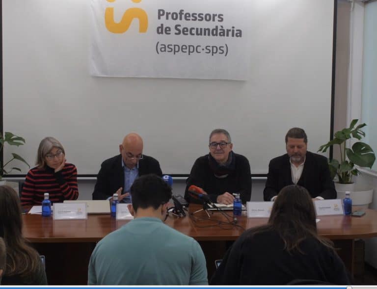 Delegats del sindicat de Professors Secundària a la roda de premsa.