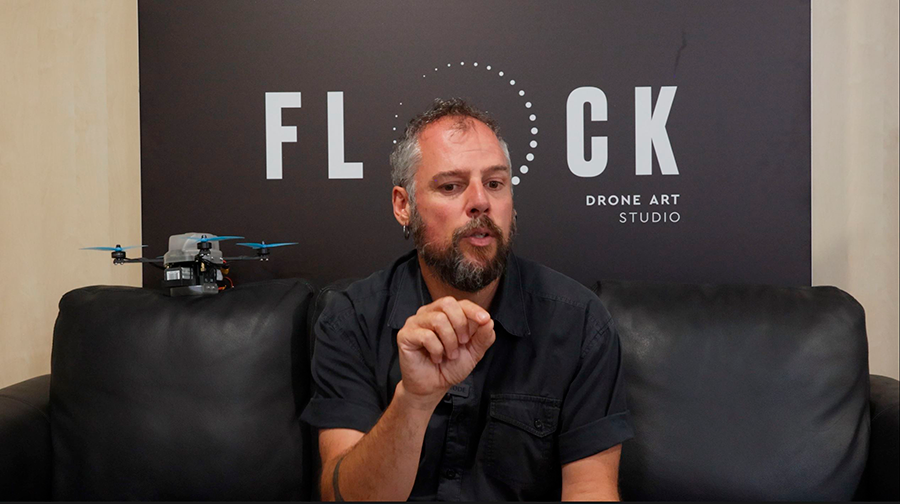 Fran Arnau a les intal·lacions de Flock Drone Studio a Girona, empresa drons per espectacles.