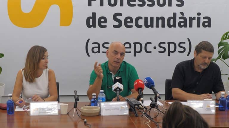 Delegats del Sindicat de Professors de Secundària presentant la sentència del TSJC a Barcelona