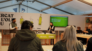 Imatges d'un taller obert al Mercat de l'Oli situat a Plaça Catalunya, Barcelona.