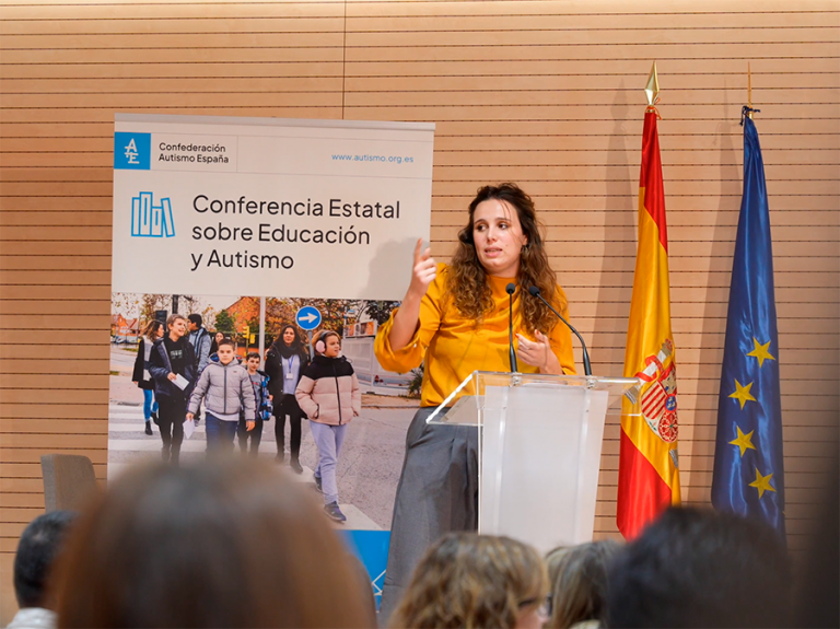 Teresa González de Rivera, psicòloga de l’àrea d’Investigació d’Autisme España, a la seva ponència a la V Conferència Estatal sobre Educació i autisme