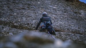Agent de la Unitat de Muntanya dels Mossos d'Esquadra fent exercici d'escalada a Montserrat, Barcelona