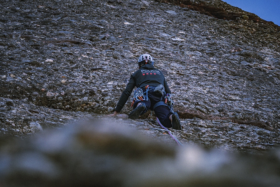 Agent de la Unitat de Muntanya dels Mossos d'Esquadra fent exercici d'escalada a Montserrat, Barcelona