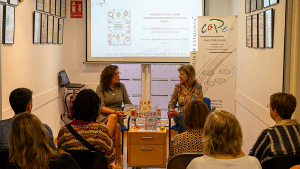 Eva Bach a la presentació del seu llibre, Disbarats emocionals, al COPEC. Un esdeveniment presentat per Susanna Arjona