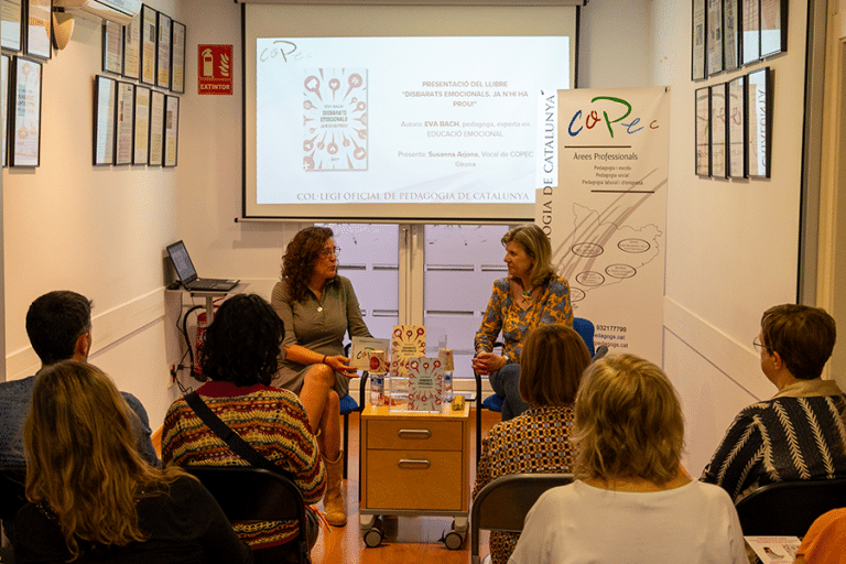 Eva Bach a la presentació del seu llibre, Disbarats emocionals, al COPEC. Un esdeveniment presentat per Susanna Arjona
