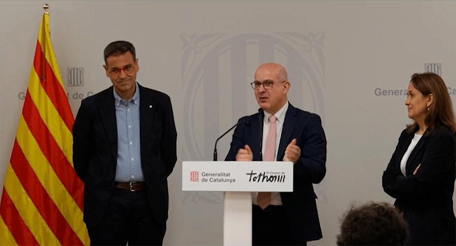 Ignasi Giménez, secretari de Millora Educativa al Dpt. D’Educació i FP Paulo Santiago, cap divisió Assessorament sobre Polítiques Públiques i Implementació de la Direcció d’Educació i Competències de l’OCDE. Diana Toledo, responsable de projecte i analista de polítiques de la mateixa Divisió. A la presentació de l'informe al Dpt. d'Educació i FP